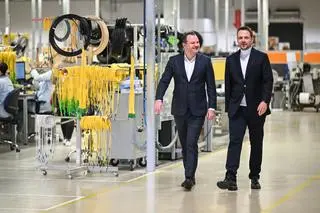 Kandydat Koalicji Obywatelskiej w nadchodzących wyborach prezydenckich Rafał Trzaskowski oraz prezes FIBRAIN Sp. z o.o. Rafał Kalisz podczas wizyty na terenie Podkarpackiego Parku Naukowo-Technologicznego Aeropolis w Zaczerniu