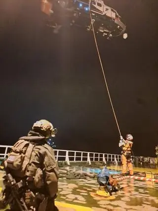 Fińska straż przybrzeżna na tankowcu Eagle S