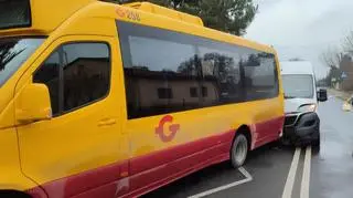 Kierowca samochodu dostawczego uderzył w tym autobusu, gdy ten stał na przuystanku