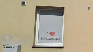 Napis na budynku w Szydłowcu