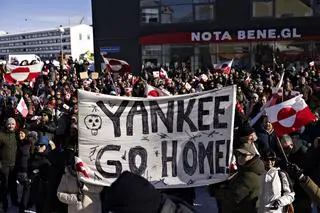 Grenlandczycy protestują w Nuuk. Napis na transparencie: "Jankesie, idź do domu!"