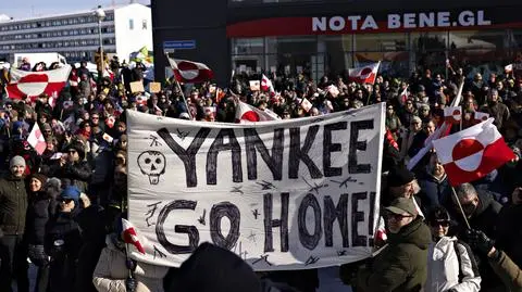 Grenlandczycy protestują w Nuuk. Napis na transparencie: "Jankesie, idź do domu!"