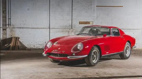 Na aukcję trafi dwadzieścia aut marki Ferrari. Znaleziono je w zawalonej stodole