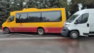 Kierowca samochodu dostawczego uderzył w tym autobusu, gdy ten stał na przuystanku