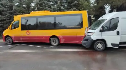 Pasażerowie wysiadali, w autobus wjechało auto dostawcze