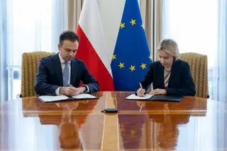 Minister finansów Andrzej Domański i wiceprezes EBI prof. Teresa Czerwińska podpisują umowę.