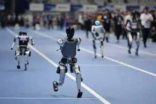 Roboty humanoidalne biorą udział w wyścigu w Pekinie w Chinach