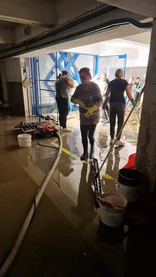 Pracownicy usuwają zniszczenia