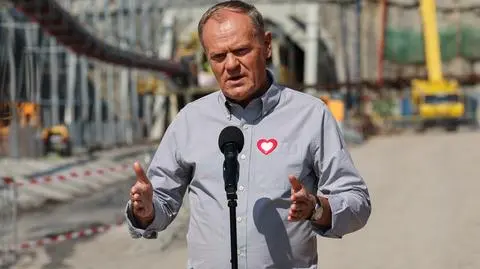 Premier Donald Tusk na konferencji prasowej w Męcinie