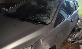 Policjanci odnaleźli rozbity po potrąceniu samochód