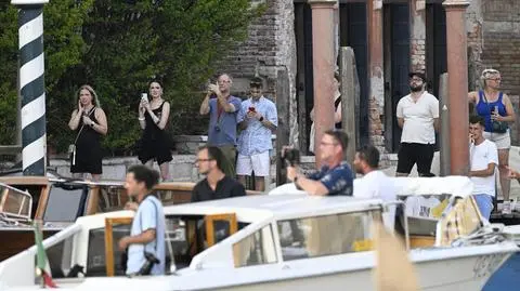 Ludzie robią zdjęcia przed Aman Hotel w Wenecji, gdzie ślub biorą Bezos i Sanchez