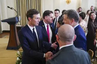Jared Kushner (pierwszy z lewej)