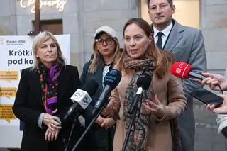 Minister funduszy i polityki regionalnej Katarzyna Pełczyńska-Nałęcz i poseł Polski 2050-TD Kamil Wnuk podczas briefingu prasowego w Warszawie