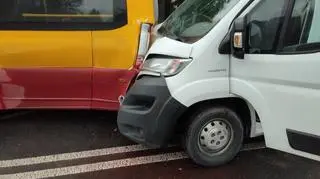 Kierowca samochodu dostawczego uderzył w tym autobusu, gdy ten stał na przuystanku