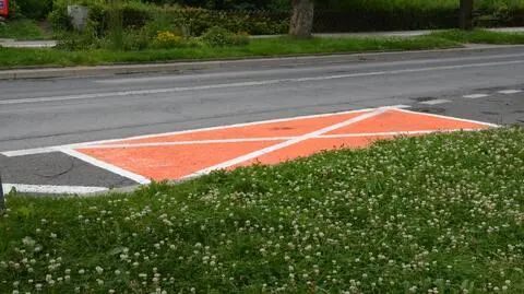 Pomarańczowe koperty na drogach. Co oznaczają?