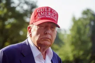 Trump w czapce "Gulf of America", czyli "Zatoka Amerykańska"