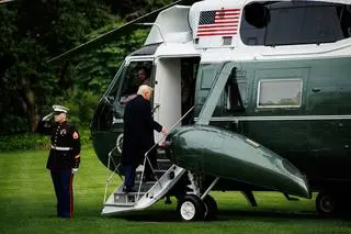 Prezydent USA Trump opuszcza Biały Dom by stawić się na prywatnej kolacji w Wirginii