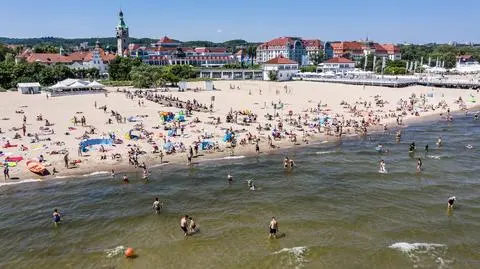 Plaża Sopot ludzie morze Bałtyk wakacje