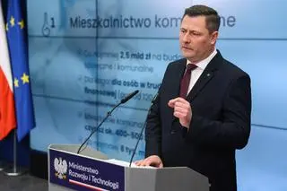 Minister rozwoju i technologii Krzysztof Paszyk podczas konferencji prasowej