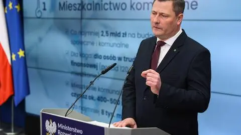Minister rozwoju i technologii Krzysztof Paszyk podczas konferencji prasowej