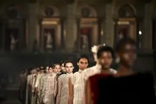 Modelki na ostatnim pokazie Diora pod kierownictwem Marii Grazia Chiuri 