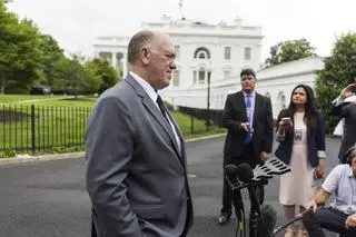 Tom Homan przed Białym Domem mówił o propozycji 1000 dolarów stypendium dla migrantów, którzy "sami się deportują"