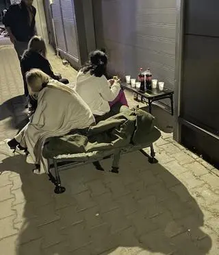 Kupcy z Marywilskiej oczekują w kolejce (zdjęcie z 26 maja)