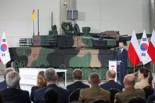 Władysław Kosiniak-Kamysz przemawia podczas uroczystości podpisania umowy na pozyskanie czołgów K2