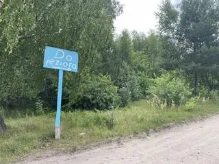 Znak "Do jeziora" we wsi Białe