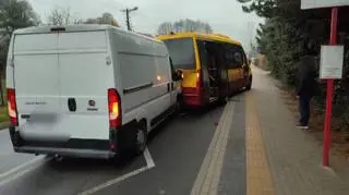 Kierowca samochodu dostawczego uderzył w tym autobusu, gdy ten stał na przuystanku