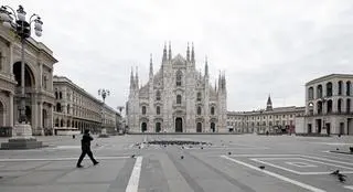 Opustoszały Piazza del Duomo w Mediolanie w czasie marcowego lockdownu