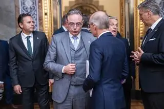 Bart De Wever - na zdęciu drugi z lewej w szarym garniturze