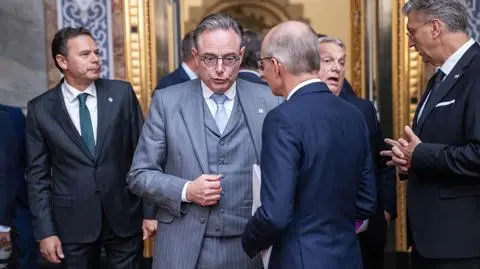 Bart De Wever (na zdęciu drugi z lewej)
