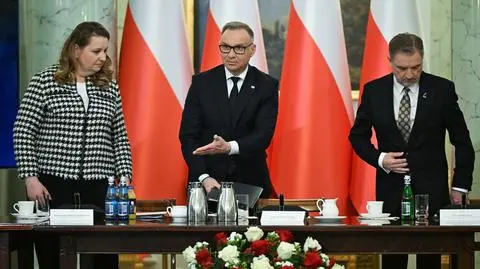 Prezydent RP Andrzej Duda (C), szefowa Kancelarii Prezydenta RP Małgorzata Paprocka (L) i przewodniczący NSZZ Solidarność Piotr Duda (P) przed posiedzeniem Rady Dialogu Społecznego