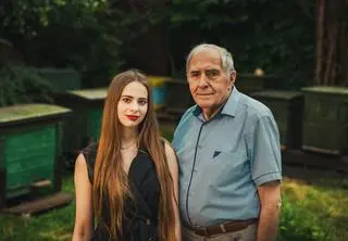 Oliwia Myczkowska i jej dziadek, prof. dr hab. Marian Surowiec
