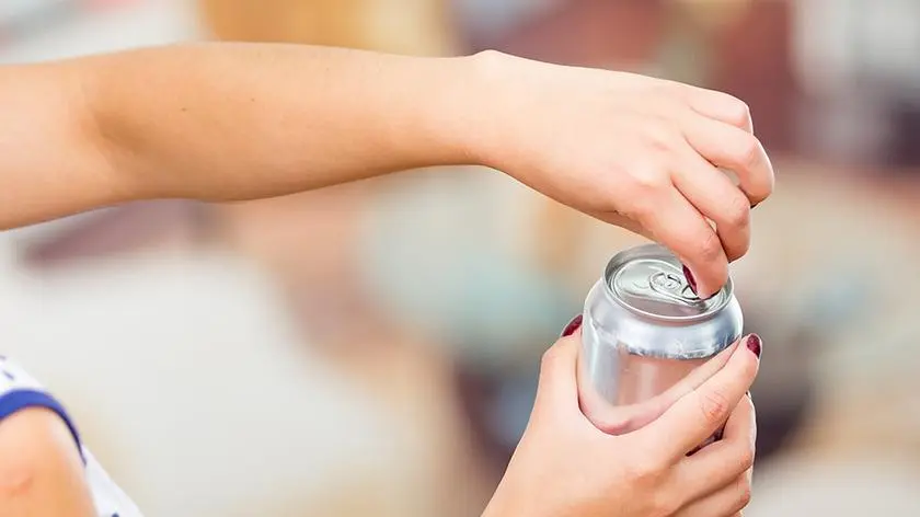 Zamiast napojem energetycznym puszki napełniono wódką. Agencja ostrzega