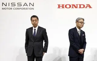 Prezes i dyrektor generalny Nissan Motor Co. Makoto Uchida (po lewej) oraz prezes Honda Motor Co. Toshihiro Mibe.