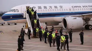 Podejrzani zostali najpierw wysłani do Tajlandii, a następnie wrócili do Chin 