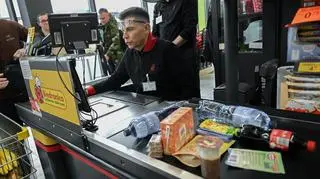 Poseł KP Polska 2050-TD Ryszard Petru podczas pracy na kasie w jednym ze sklepów w Warszawie
