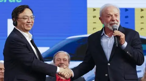 Prezydent Luiz Inacio Lula da Silva (z prawej) i założyciel Build Your Dreams (BYD) Wang Chuanfu (z lewej)
