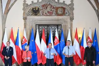 Przewodnicząca Komisji Europejskiej Ursula von der Leyen , premier RP Donald Tusk, premier Czech Petr Fiala (L), premier Słowacji Robert Fico (P) oraz kanclerz Austrii Karl Nehammer