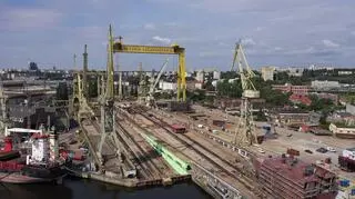 Pierwszy prom miał być gotowy w ubiegłym roku, jest nowy termin. Wiceminister o rządowym programie