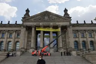 Przedstawiciele Greenpeace zawiesili baner