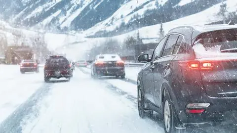 zima droga snieg shutterstock_2403013803