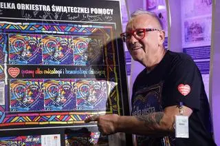 Jurek Owsiak podczas prezentacji znaczków dla WOŚP