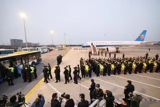 Grupa 200 chińskich obywateli podejrzanych o udział w oszustwach finansowych powróciła do Chin pod eskortą chińskiej policji