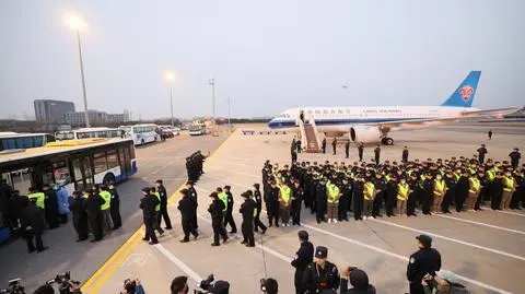 Grupa 200 chińskich obywateli podejrzanych o udział w oszustwach finansowych powróciła do Chin pod eskortą chińskiej policji