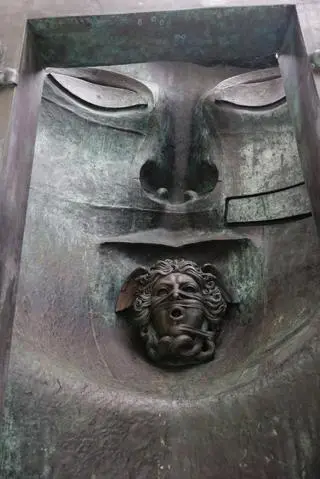 Monumentalna rzeźba "Tindaro" Igora Mitoraja na placu Trzech Krzyży w Warszawie