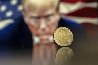 Donald Trump ma skomplikowaną relację z Bitcoinem.