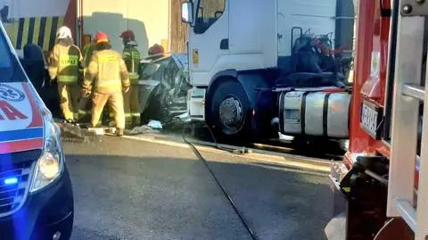 Auto zmiażdżone przez dwie ciężarówki